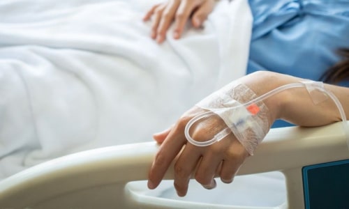 пациент под капельницей