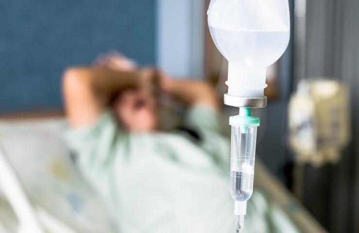 пациент в стационаре с капельницей